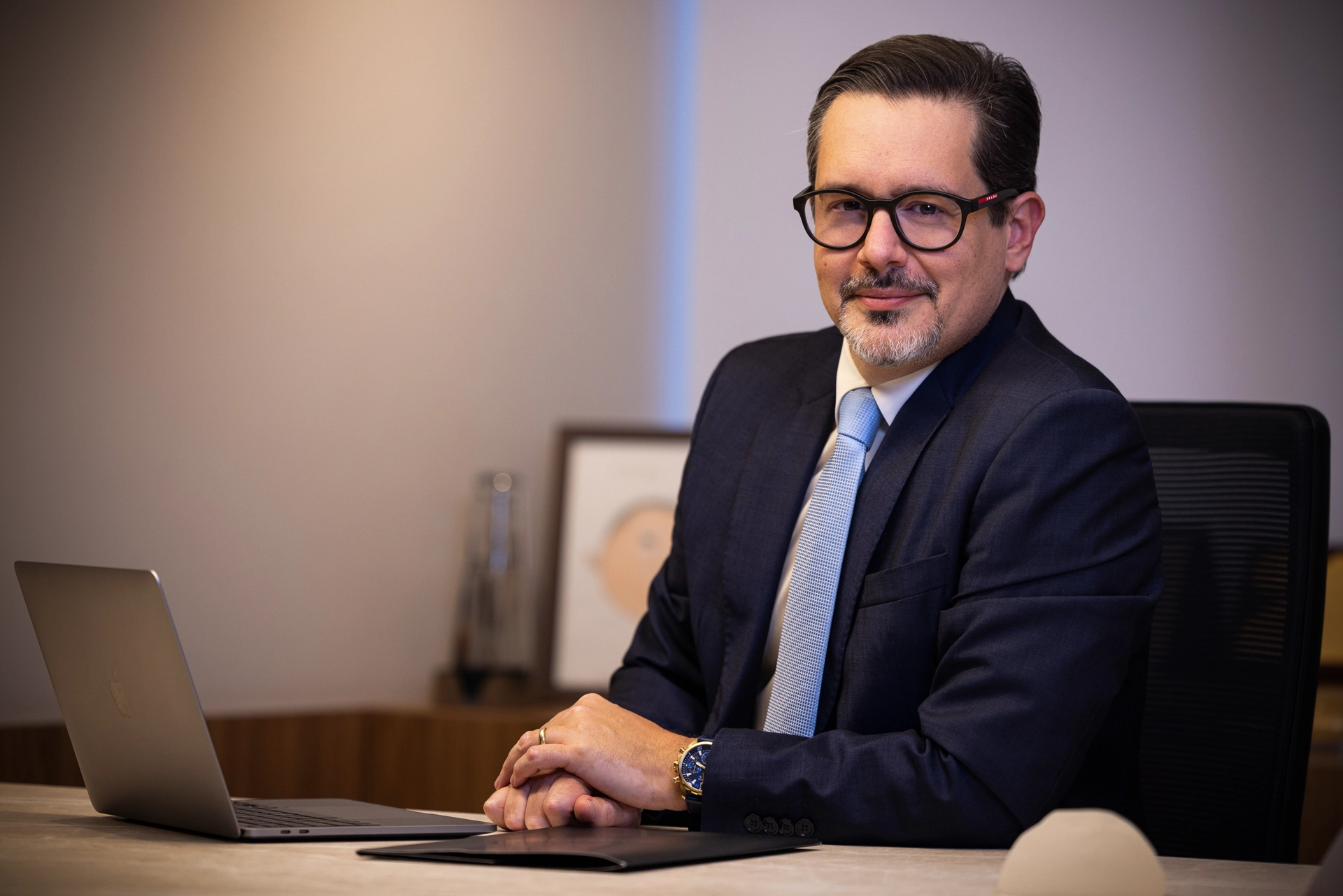Dr. André Cervantes durante um atendimento